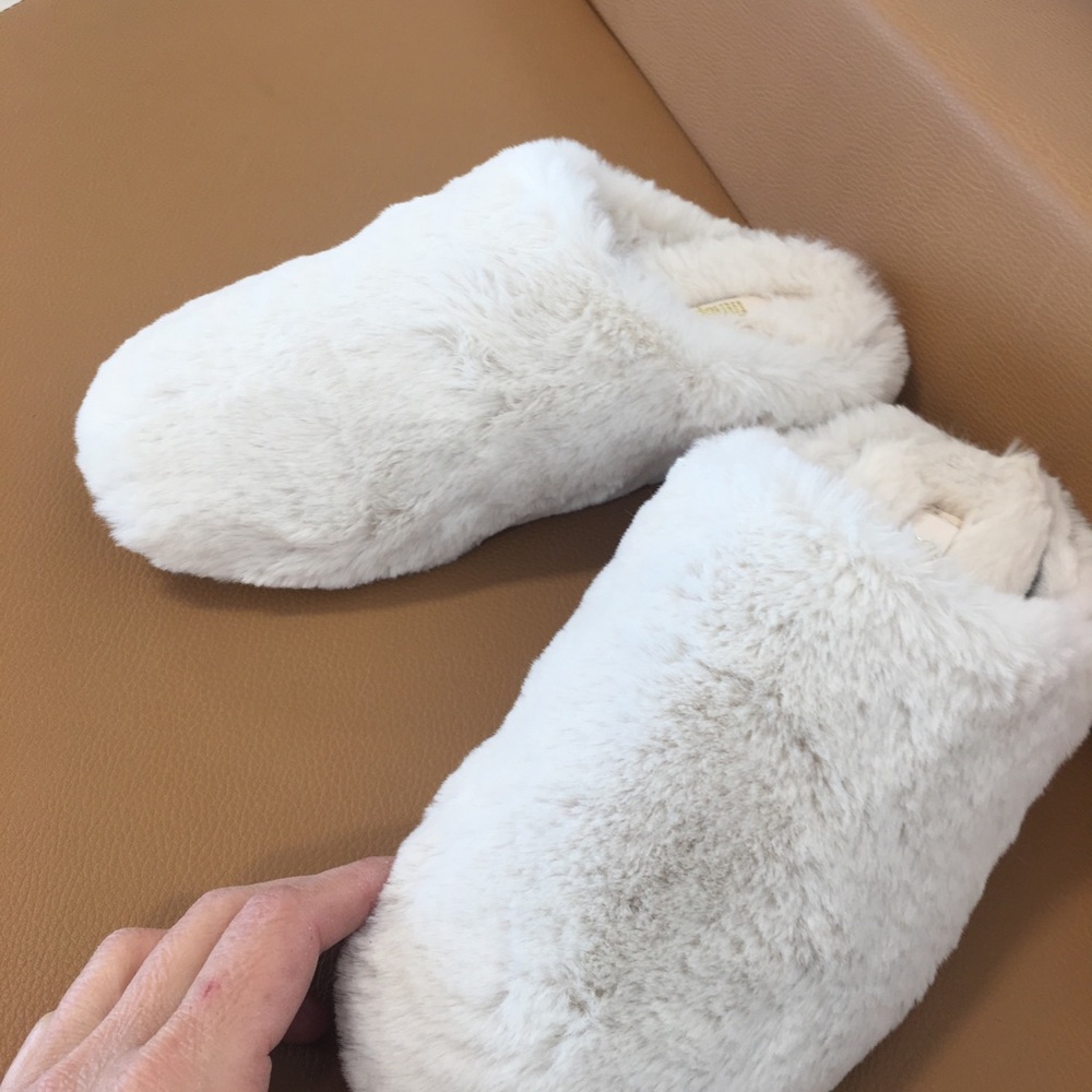 🤍Furry Fit Flops🤍 - Picture 2 of 8